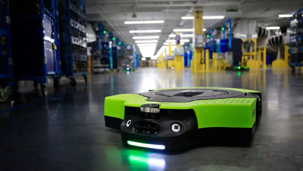 アマゾンの物流ロボットが100万台に到達、生成AI活用でロボット群の移動時間10%短縮「10年間のイノベーション」動画も公開