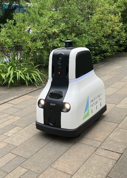 「赤坂インターシティAIR」でセコムの警備ロボットが夜間の巡回を開始　公道での夜間巡回警備は日本初
