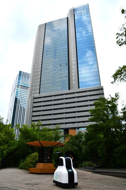 「赤坂インターシティAIR」でセコムの警備ロボットが夜間の巡回を開始　公道での夜間巡回警備は日本初