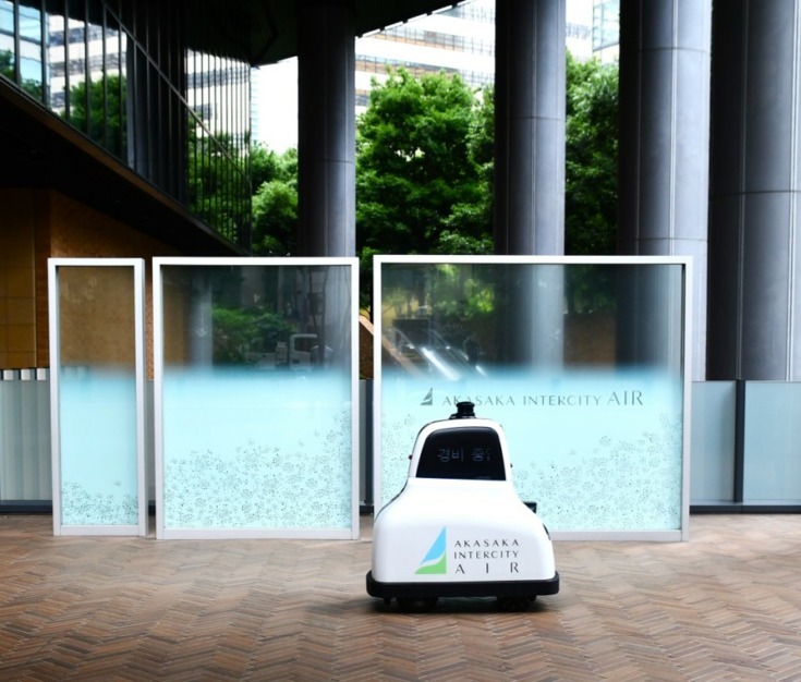 「赤坂インターシティAIR」でセコムの警備ロボットが夜間の巡回を開始　公道での夜間巡回警備は日本初