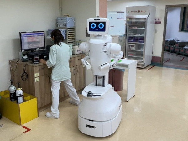 川崎重工、看護師補助ロボットを台湾企業のフォックスコンと共同開発　総合病院で実証実験し、2026年度に市場投入へ