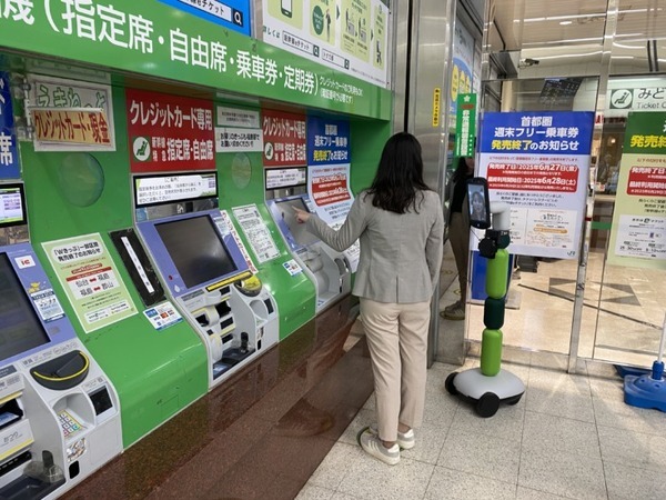 JR東日本、券売機の困りごとをアバターロボット「newme」が対応　3駅で「遠隔案内」の実用性を検証へ