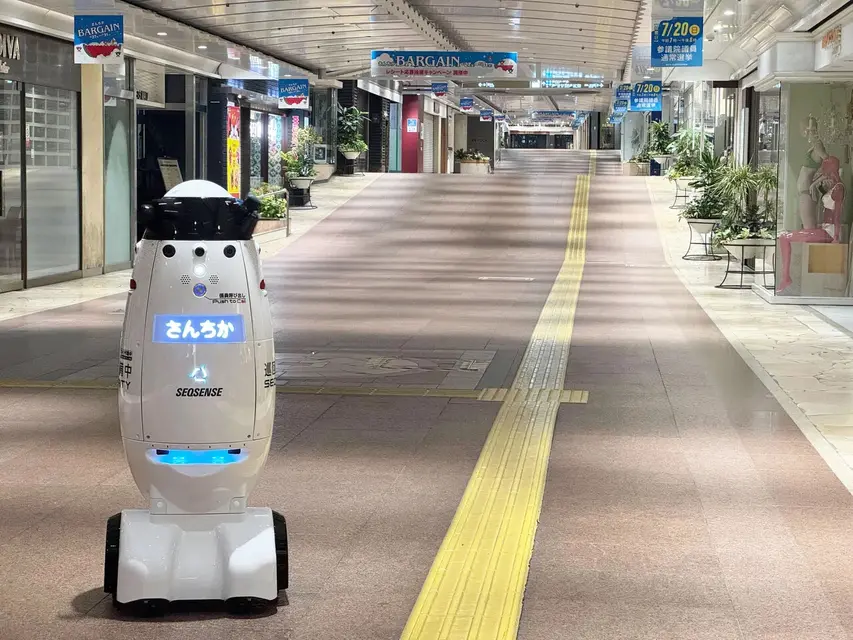 神戸地下街「さんちか」の警備役にロボット「SQ-2」がデビュー、実証実験を開始　安心して利用できる環境づくりへ