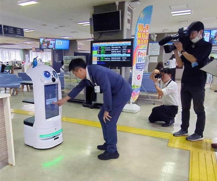 「雑談もできて楽しい」戸田市役所で対話型スマートロボット「Neibo」を用いた案内が好評