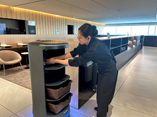 ANA空港ラウンジで下膳ロボットを本格運用開始　年間約684万円のコスト削減、約7割のスタッフが「負荷が軽減された」