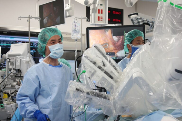 フォースフィードバック対応の手術支援ロボット「ダビンチ5」国内初導入、大阪けいさつ病院が1例目の直腸がん手術を実施