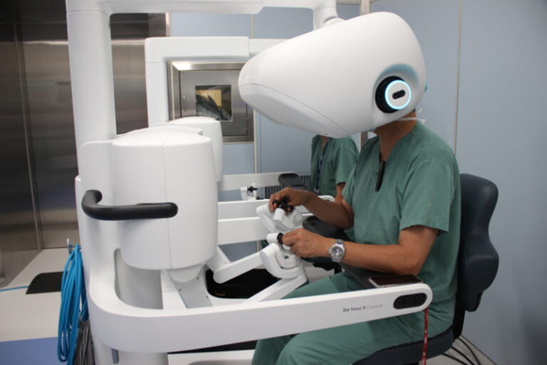 フォースフィードバック対応の手術支援ロボット「ダビンチ5」国内初導入、大阪けいさつ病院が1例目の直腸がん手術を実施