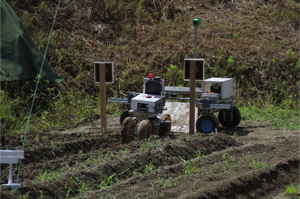 除草作業時間80%削減へ　自律型親子式除草ロボット「ウネカル」が農水省スマート農業事業に採択