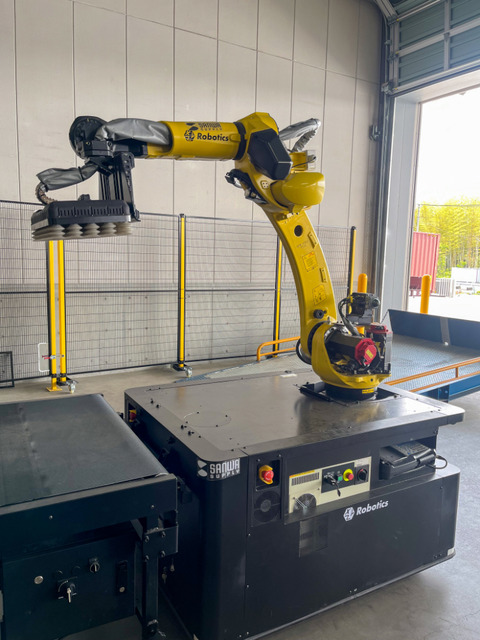 サンワサプライの物流センターにAI搭載の荷降ろしロボット導入　物流自動化で3社が協業