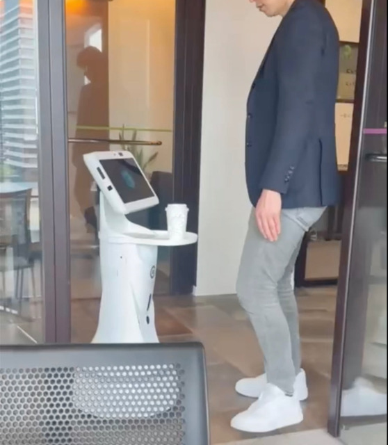 万引き抑制と案内を両立、ドーナッツロボティクスの生成AI搭載接客ロボット「cinnamon Guide」導入店舗が拡大