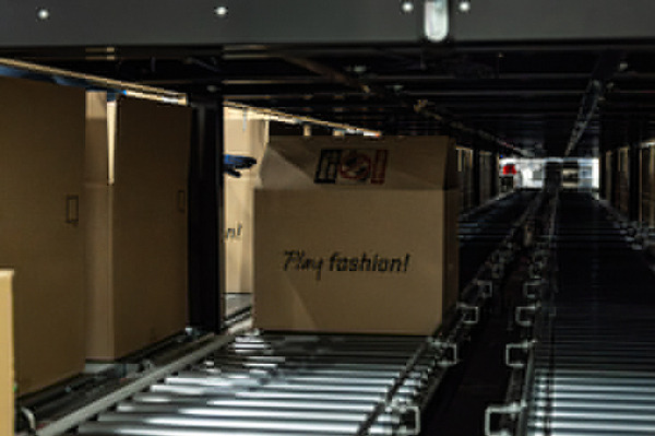 アダストリアグループが物流センターにロボットシステムを大規模導入、生産性と作業キャパシティを最大60％向上