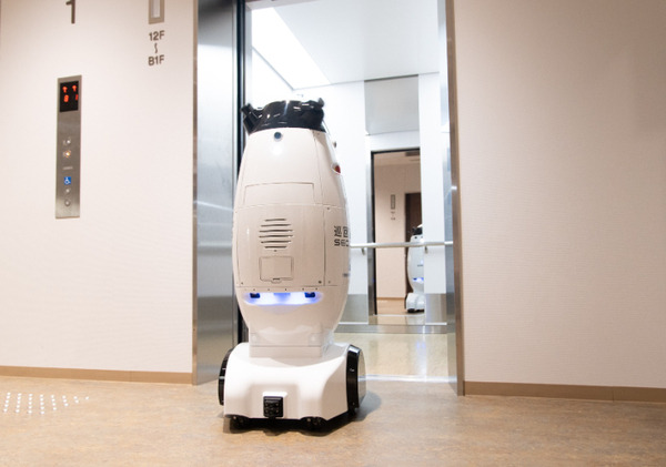 病院の巡回・立哨業務の自動化に自律移動型警備ロボット「SQ-2」を本格導入　大阪医科薬科大学病院