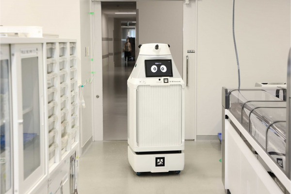 藤田医大＆川崎重工 2種ロボット連携で検体配送から検査機器投入の自動化を世界初実現！