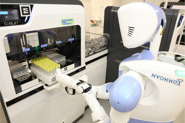 藤田医大＆川崎重工 2種ロボット連携で検体配送から検査機器投入の自動化を世界初実現！
