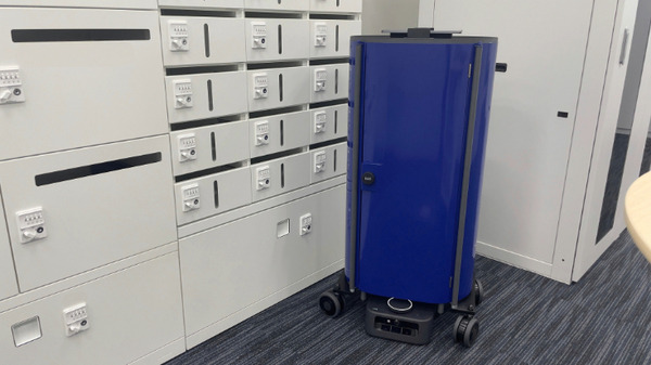 KDDIが自律走行搬送ロボット「カチャカプロ」を採用　エレベータと自動連携、多層階で社内メール便搬送を自動化