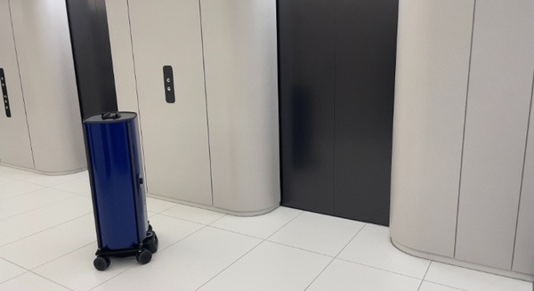 KDDIが自律走行搬送ロボット「カチャカプロ」を採用　エレベータと自動連携、多層階で社内メール便搬送を自動化