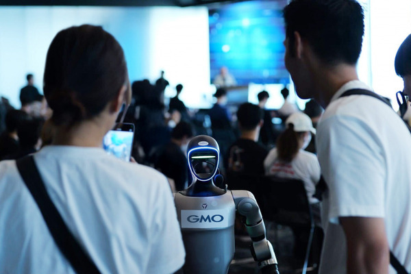 GMO AIR・PeopleXが協業、国内初のAI対話搭載ヒューマノイドロボット派遣サービス「G1」スタート