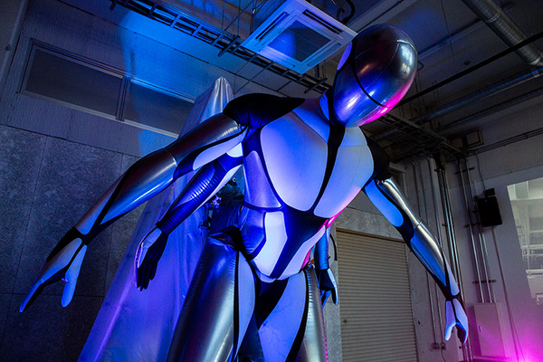 身長4mの柔らかい巨神が万博で動き出す！神秘性と安全性を両立、未来感あふれるニューマティックロボ体験レポート