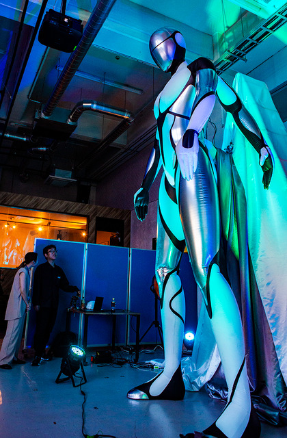 身長4mの柔らかい巨神が万博で動き出す！神秘性と安全性を両立、未来感あふれるニューマティックロボ体験レポート