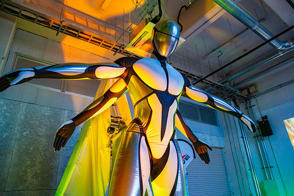 身長4mの柔らかい巨神が万博で動き出す！神秘性と安全性を両立、未来感あふれるニューマティックロボ体験レポート