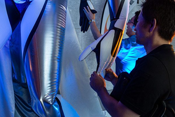 身長4mの柔らかい巨神が万博で動き出す！神秘性と安全性を両立、未来感あふれるニューマティックロボ体験レポート