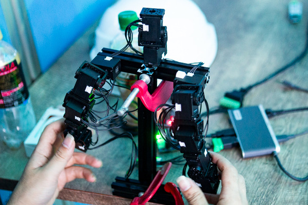 身長4mの柔らかい巨神が万博で動き出す！神秘性と安全性を両立、未来感あふれるニューマティックロボ体験レポート