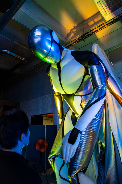 身長4mの柔らかい巨神が万博で動き出す！神秘性と安全性を両立、未来感あふれるニューマティックロボ体験レポート