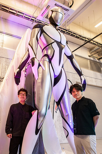 身長4mの柔らかい巨神が万博で動き出す！神秘性と安全性を両立、未来感あふれるニューマティックロボ体験レポート