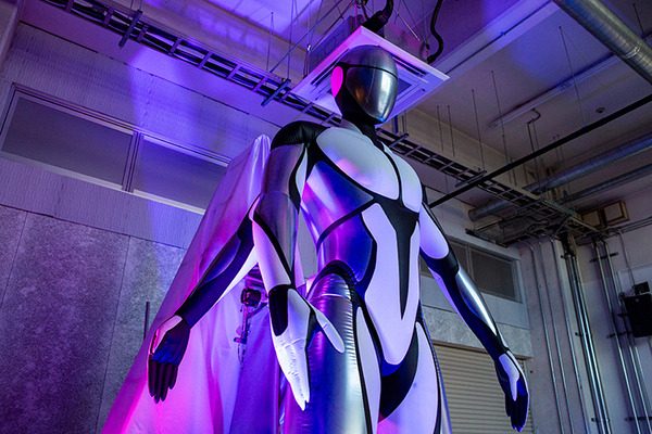 身長4mの柔らかい巨神が万博で動き出す！神秘性と安全性を両立、未来感あふれるニューマティックロボ体験レポート