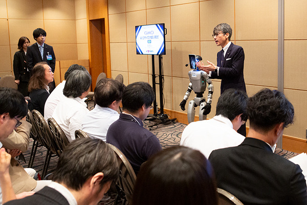 GMO熊谷氏「ヒューマノイドは自動車産業を超える」家庭にも普及する？ 熊谷氏がCEOのAIヒューマノイドと共同記者会見