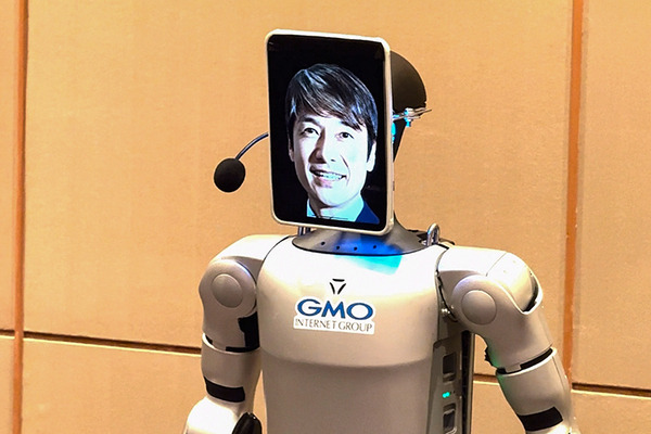 GMO熊谷氏「ヒューマノイドは自動車産業を超える」家庭にも普及する？ 熊谷氏がCEOのAIヒューマノイドと共同記者会見