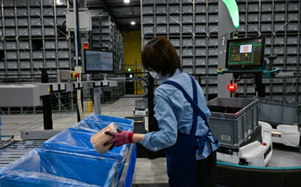 【倉庫の自動化】26台の搬送ロボットで構成する3次元ピッキング「Skypod」システム、医薬品物流センターで稼働開始