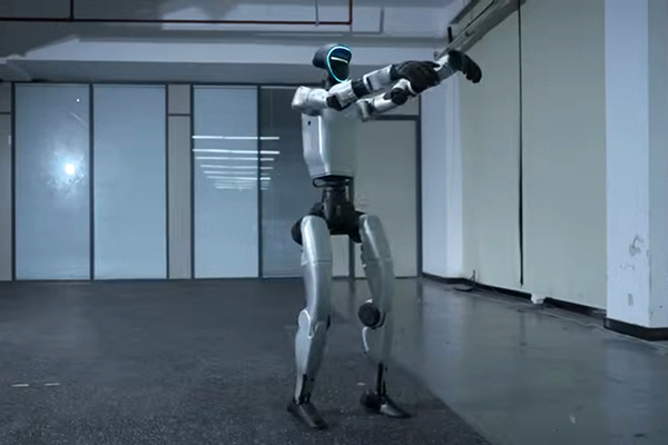 Unitreeのヒューマノイド、アクション俳優に迫る身体能力！最新動画を公開