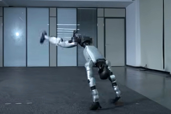 Unitreeのヒューマノイド、アクション俳優に迫る身体能力！最新動画を公開