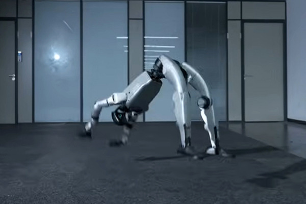 Unitreeのヒューマノイド、アクション俳優に迫る身体能力！最新動画を公開