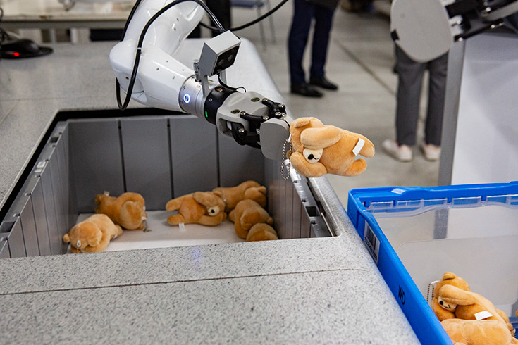 【動画】日本の物流倉庫でもついにヒューマノイドの試験導入が始まる！完全自律のピッキング作業を公開