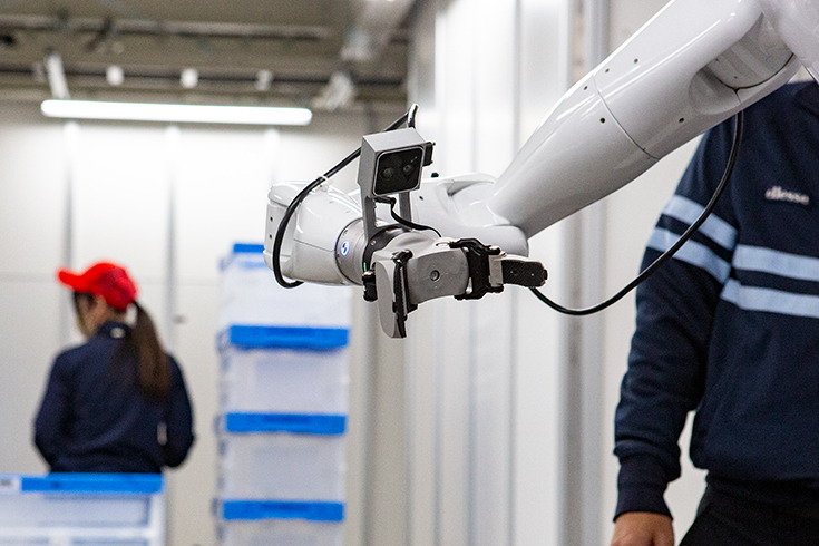 【動画】日本の物流倉庫でもついにヒューマノイドの試験導入が始まる！完全自律のピッキング作業を公開