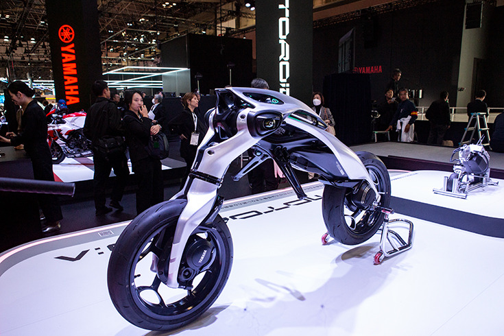 倒れても起き上がる異形のバイク型AIロボット「モトロイド ラムダ」、ヤマハ発が描く「AIと走り、共に育つ未来」とは
