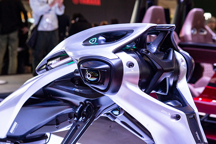 倒れても起き上がる異形のバイク型AIロボット「モトロイド ラムダ」、ヤマハ発が描く「AIと走り、共に育つ未来」とは