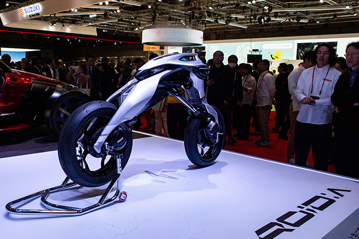 倒れても起き上がる異形のバイク型AIロボット「モトロイド ラムダ」、ヤマハ発が描く「AIと走り、共に育つ未来」とは