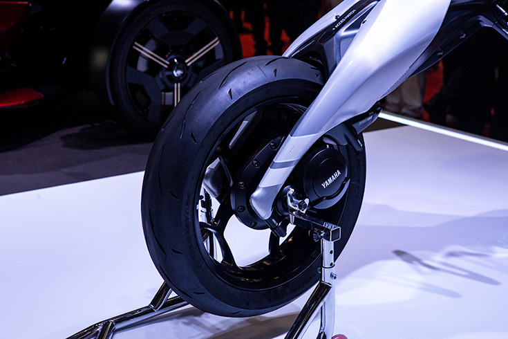 倒れても起き上がる異形のバイク型AIロボット「モトロイド ラムダ」、ヤマハ発が描く「AIと走り、共に育つ未来」とは