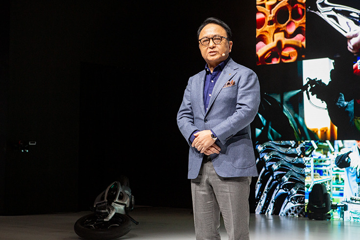 倒れても起き上がる異形のバイク型AIロボット「モトロイド ラムダ」、ヤマハ発が描く「AIと走り、共に育つ未来」とは