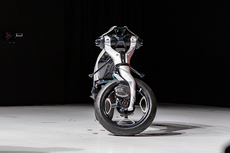 倒れても起き上がる異形のバイク型AIロボット「モトロイド ラムダ」、ヤマハ発が描く「AIと走り、共に育つ未来」とは