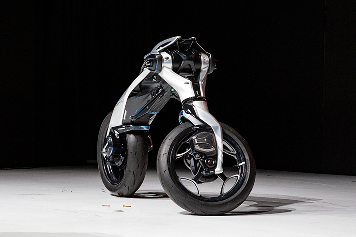 倒れても起き上がる異形のバイク型AIロボット「モトロイド ラムダ」、ヤマハ発が描く「AIと走り、共に育つ未来」とは