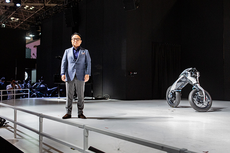 倒れても起き上がる異形のバイク型AIロボット「モトロイド ラムダ」、ヤマハ発が描く「AIと走り、共に育つ未来」とは