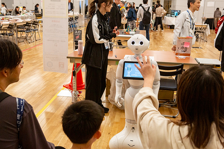 ロボットとの“ちょっと先の未来”を体験！ 家族連れやカップルでにぎわう「ちょもろー2025」竹芝で開催　ともだちロボットが人気