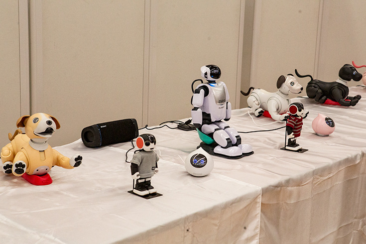 ロボットとの“ちょっと先の未来”を体験！ 家族連れやカップルでにぎわう「ちょもろー2025」竹芝で開催　ともだちロボットが人気