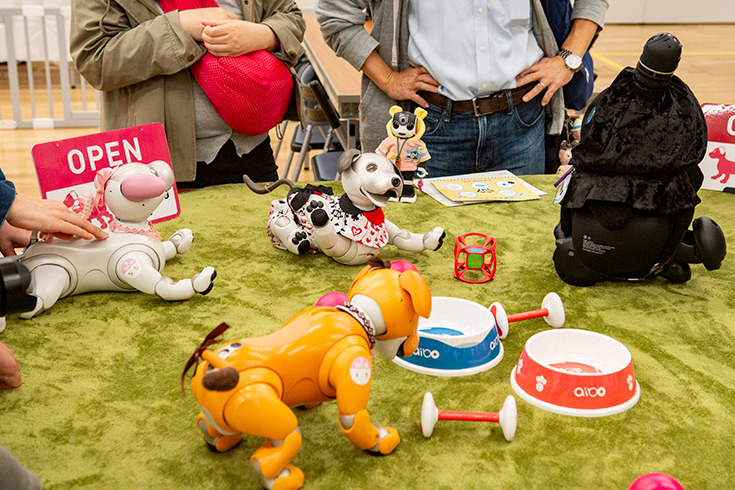 ロボットとの“ちょっと先の未来”を体験！ 家族連れやカップルでにぎわう「ちょもろー2025」竹芝で開催　ともだちロボットが人気