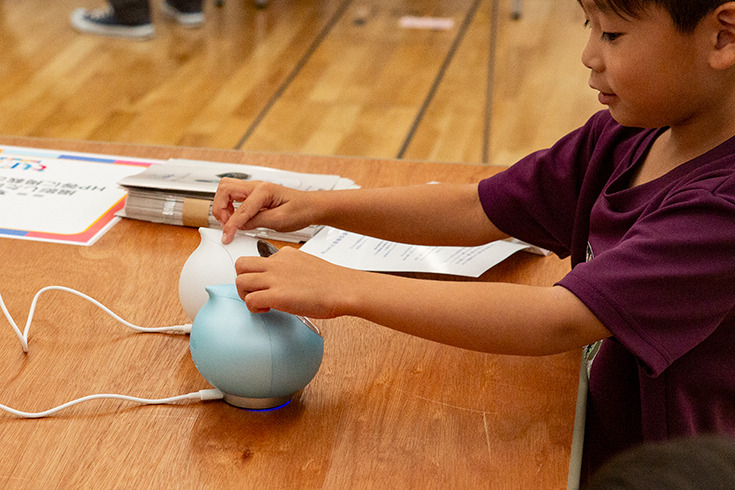 ロボットとの“ちょっと先の未来”を体験！ 家族連れやカップルでにぎわう「ちょもろー2025」竹芝で開催　ともだちロボットが人気