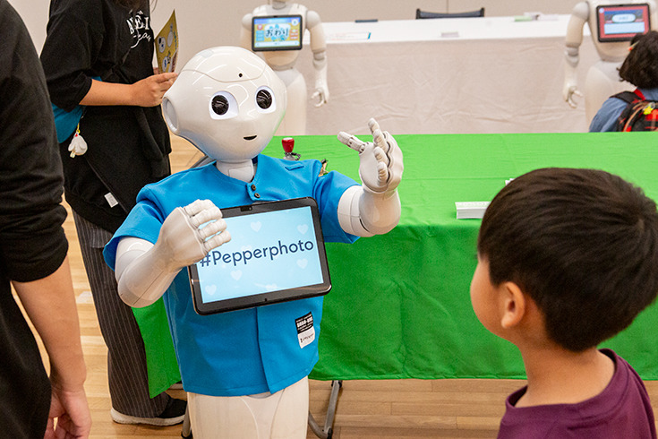 ロボットとの“ちょっと先の未来”を体験！ 家族連れやカップルでにぎわう「ちょもろー2025」竹芝で開催　ともだちロボットが人気